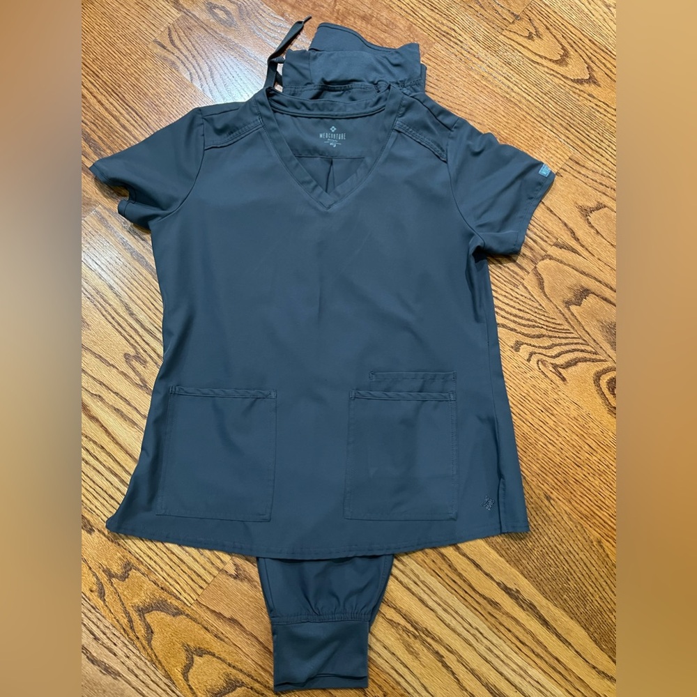 Med Couture scrub set medium